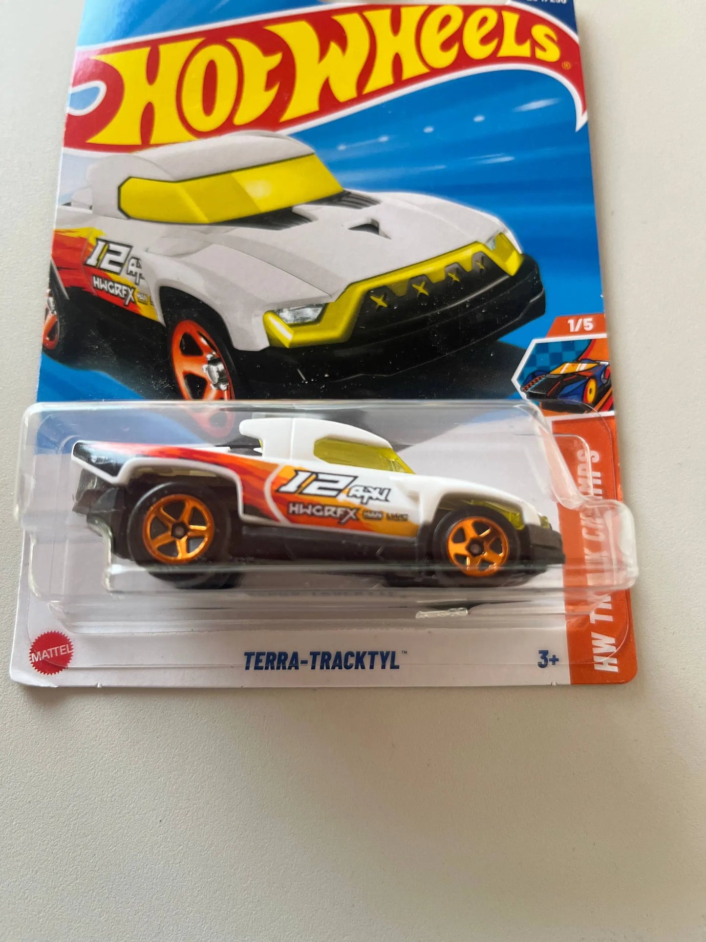 Hot Wheels Terra-Tracktyl – 2025 Die-Cast Car (HW Track Champs 1/5, White/Yellow)
